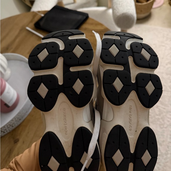 New Balance 9060 Sneakers in Gray and Cream - Picture 4 of 6